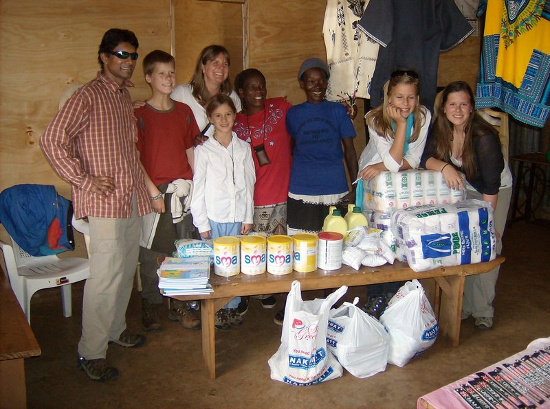 A US Family, Sue Sandford family, Donates Foodstuff to Power Women  Center in kibera