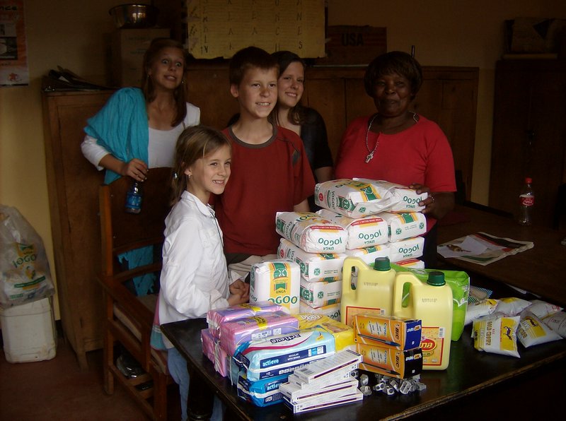 A US Family, Sue Sandford, Donates Foodstuff to Baraka Orphans School in kibera