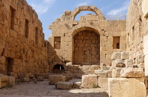 Exploring the Roman Ruins of Jerash