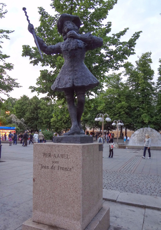 Statue in Eidsvollsplass in Oslo