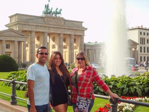 Brandenburg Gate and the Pariserplatz Fountain