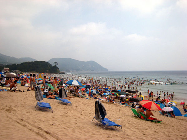 Off to another beach, the most popular...Shirahama. TOTALLY packed!!!