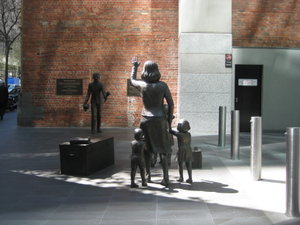 Statue, Melbourne. Italian family reunited