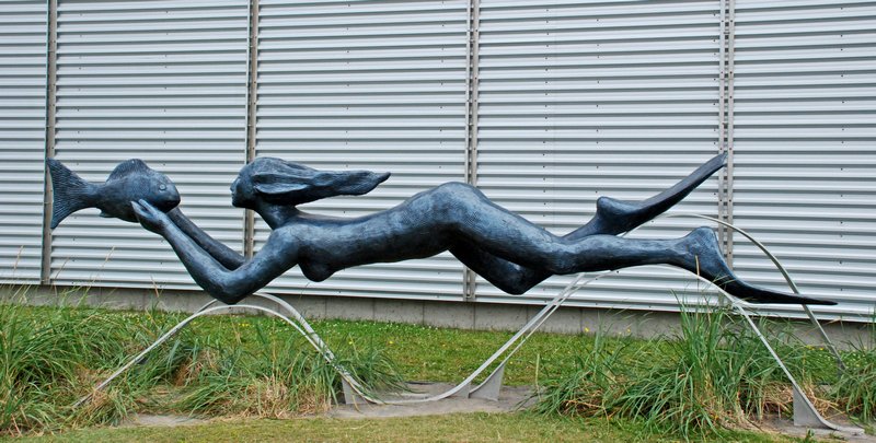 1-sculpture outside museum