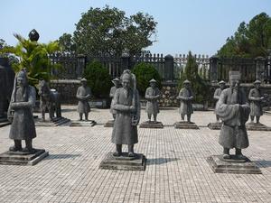 Mandarin & servant statues