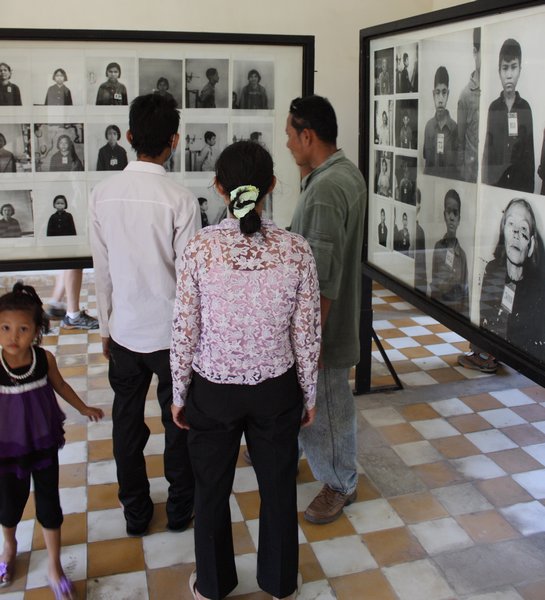 Tuol Sleng: Visitors