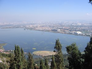 Blick vo WesthÃ¼gel auf den See, an dem Kunming liegt