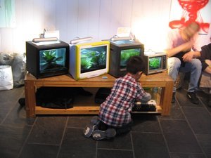 Zu Aquarien umgebaute Fernseher und PC-Moniore