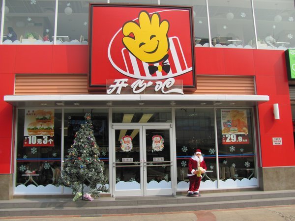 Weihnachtliche Dekoration im chinesischen Fastfood-Restaurant