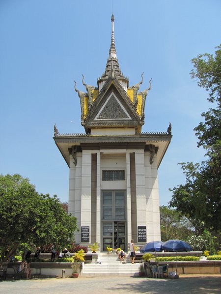 Stupa mit den Knochen der Opfer
