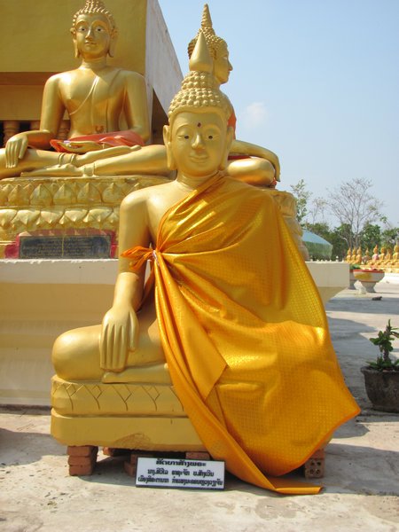 Am Sockel sitzen mehrere kleinere Buddhas