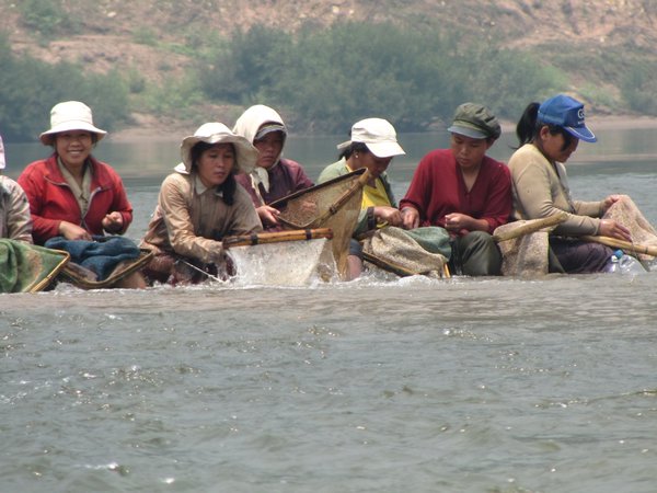 Frauen beim Waeschewaschen mitten im Fluss