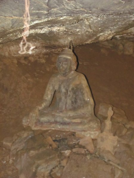 Buddhastatue in kleiner Hoehle