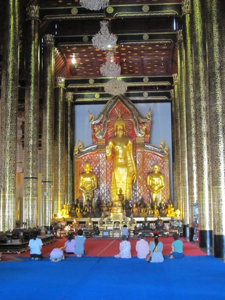 Blick auf die zentrale Buddha-Statue