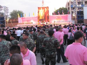 Pink-Shirts und Soldaten