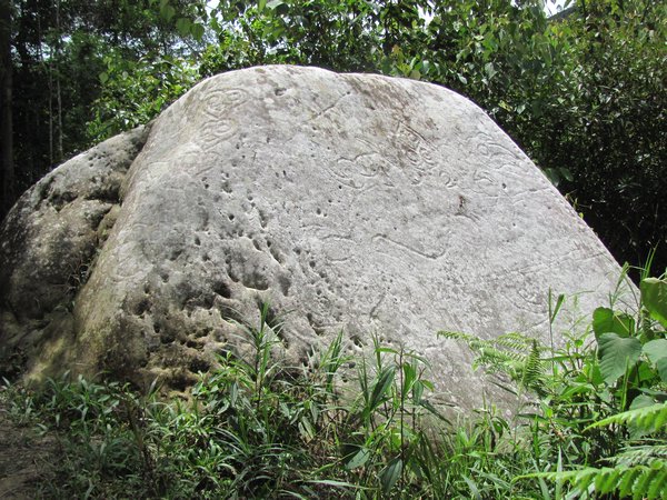 Megalith mit praehistorischen Steingravuren