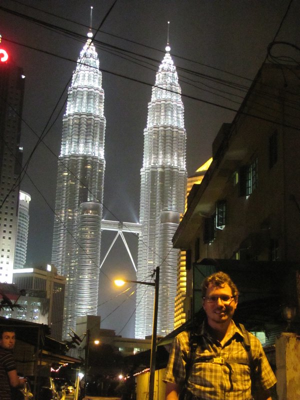 Vor den Petronas Towers, dem Wahrzeichen der Stadt