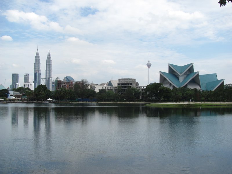 Petronas Towers vom Titiwangsa-See aus gesehen
