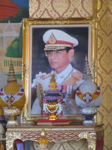 Thai Wat - Ein Bild des Koenigs darf in keinem Thai-Tempel fehlen