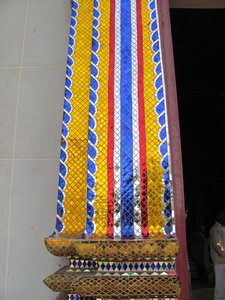 Thai Wat - Saeule mit den Nationalfarben Thailands