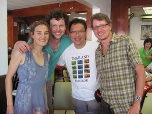 Mit Rick (dritter von links) und zwei weiteren Couchsurfern in einem chinesischen Restaurant