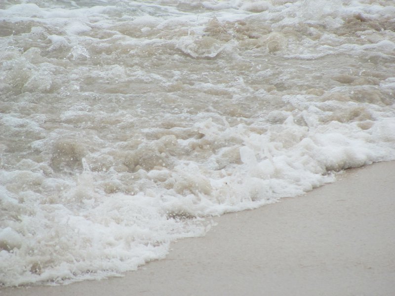 Starke Wellen am Strand von Ko Lanta