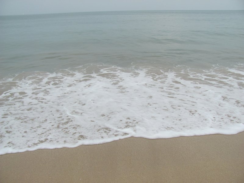 Starke Wellen am Strand von Ko Lanta