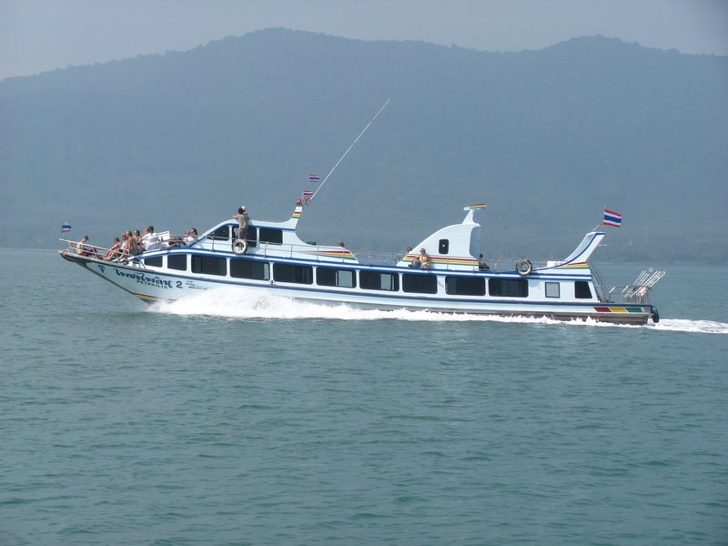 Tourboot auf der Fahrt zu den vier Inseln