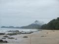 Andaman Beach, im Hintergrund der Huegel von Ko Pu
