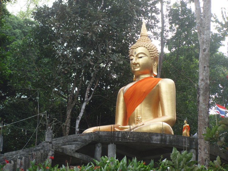 Buddha am einzigen Tempel der Insel