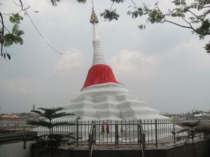 Die schiefe Stupa von Ko Kret