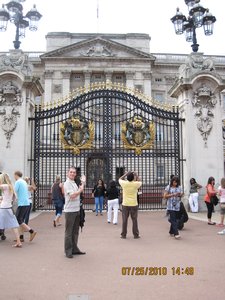 Dan outside Buckingham Palace