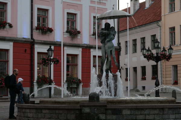 Tartu - Raekojs Plats - Town Hall fountain
