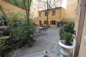 Hotel Viktuelien garden courtyard