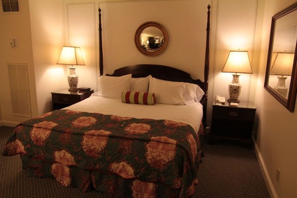 Hotel Adolphus bed