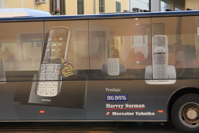 Harvey Norman phones ad