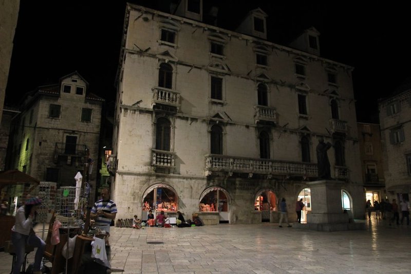 Split - night square