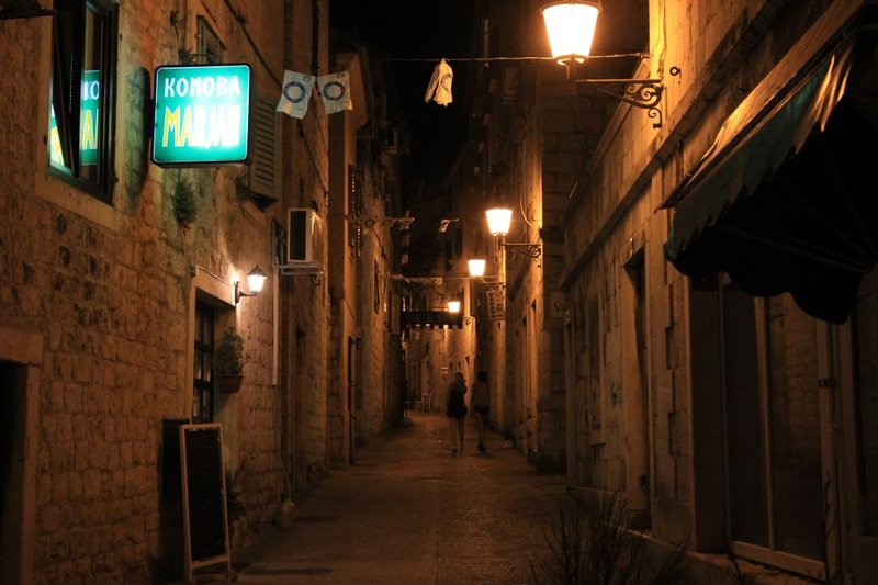Split night alley