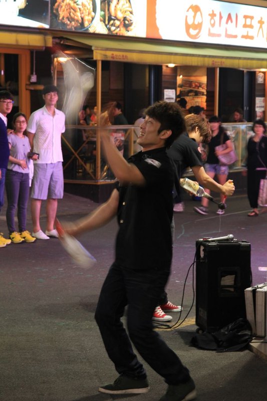Sinchon bartender juggling