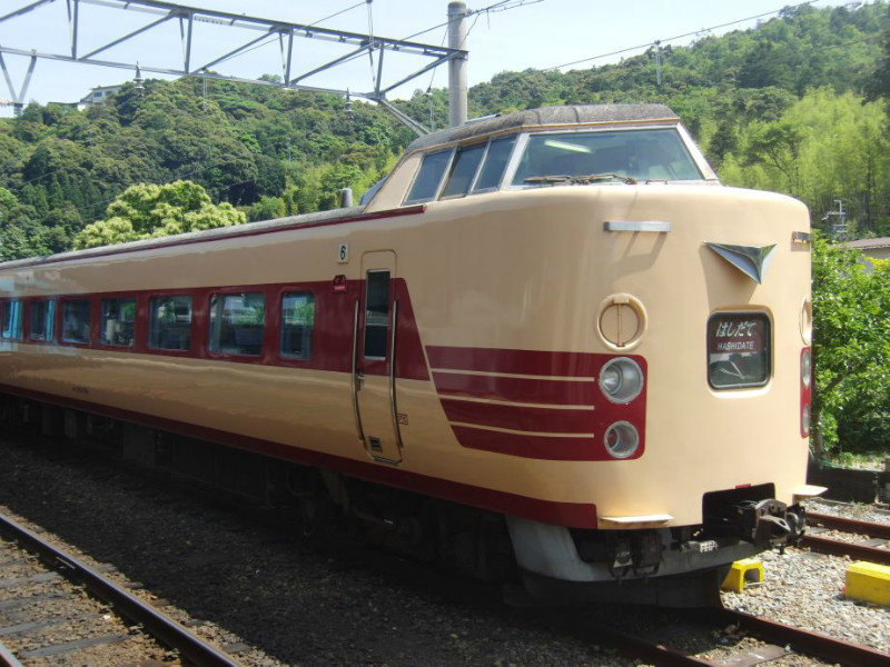 train at Toyo-oka