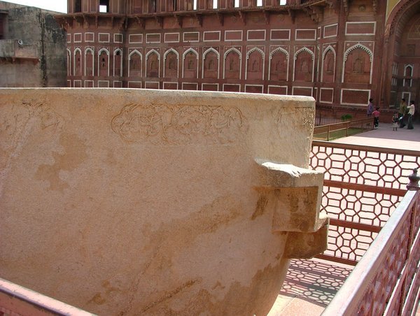 Hauz-i.Jehangir, bañera de un solo bloque de piedra-exterior