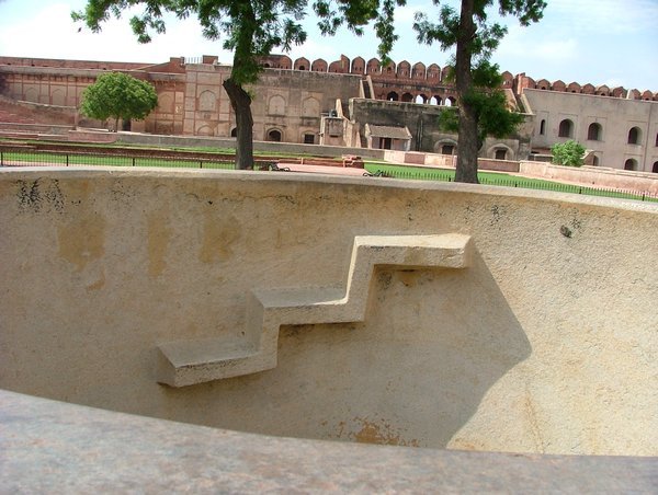 Hauz-i-Jehangir, bañera de un solo bloque de piedra-interior