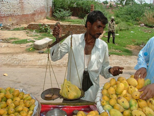 Comprando mangos (¡exquisitos!) en un puesto callejero
