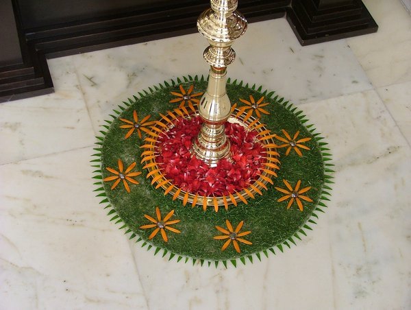 Hotel Jaypee: ornamentación floral ante el templo