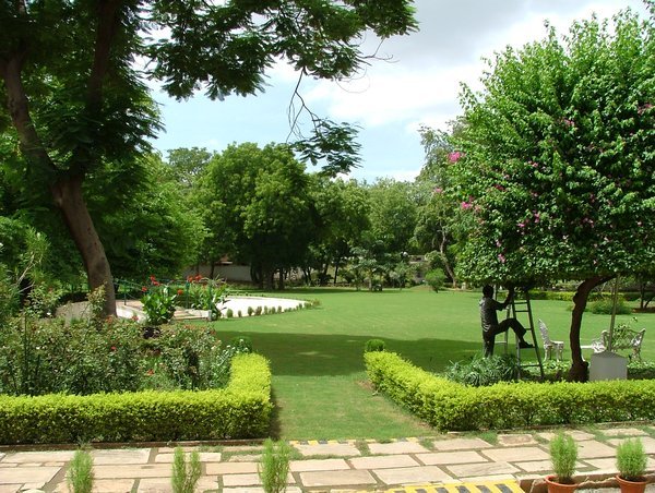 Hotel Usha Kiran: jardines