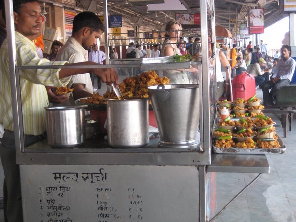 Agra, puesto de comida en la estación de tren
