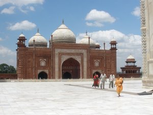 One of the moseliums (?) to side of Taj