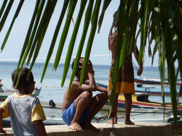 Banda Islands - Pulau Run - Kids waiting at the jetty