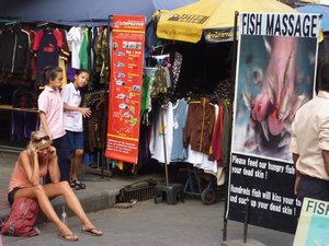 Bangkok: phoning with mom at Khao San Road