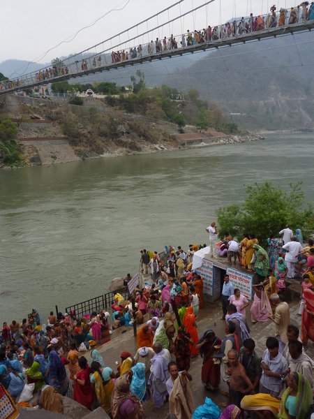 The foot bridge brings more and more pilgrims who want to bathe